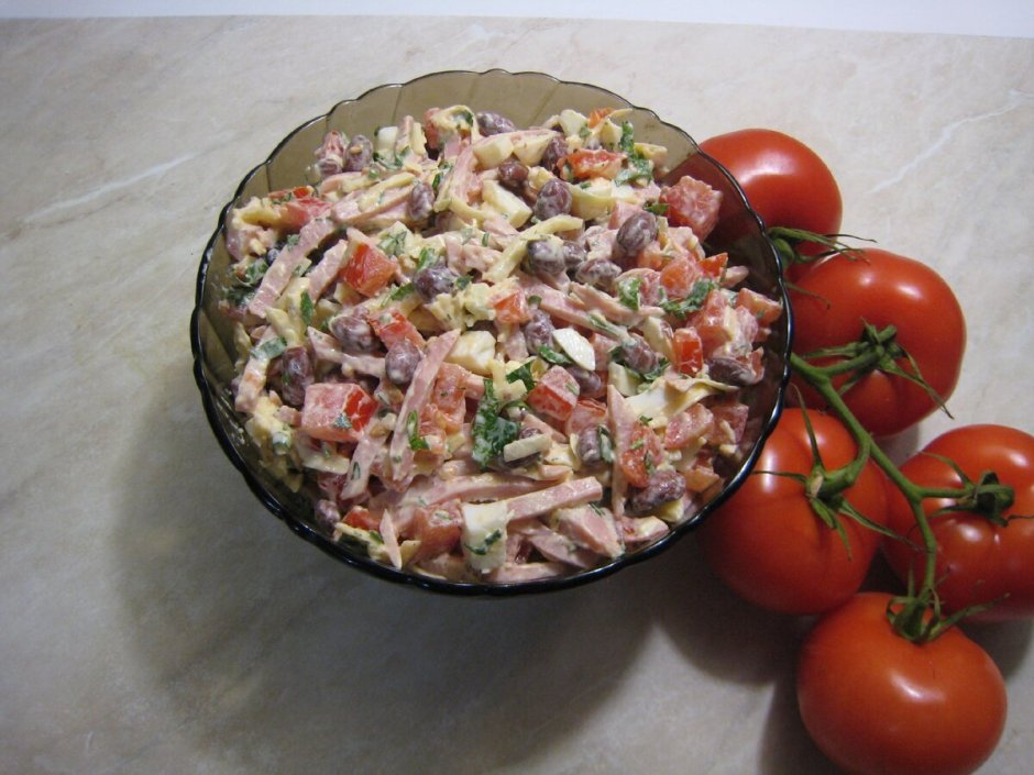 Салат с красной фасолью и помидорами