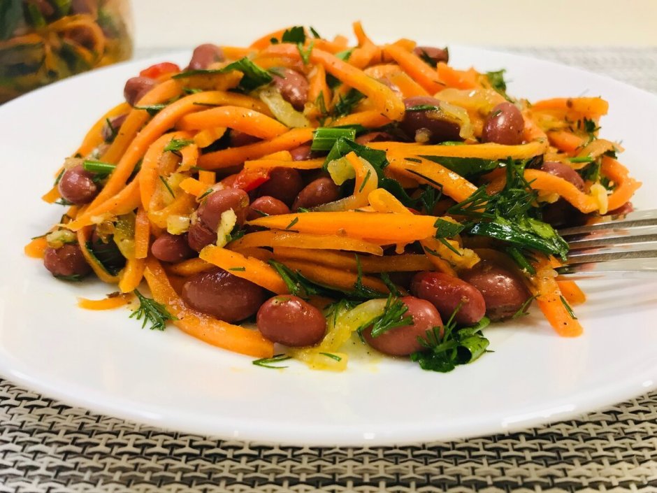 Салат с красной фасолью и куриной грудкой и корейской морковью