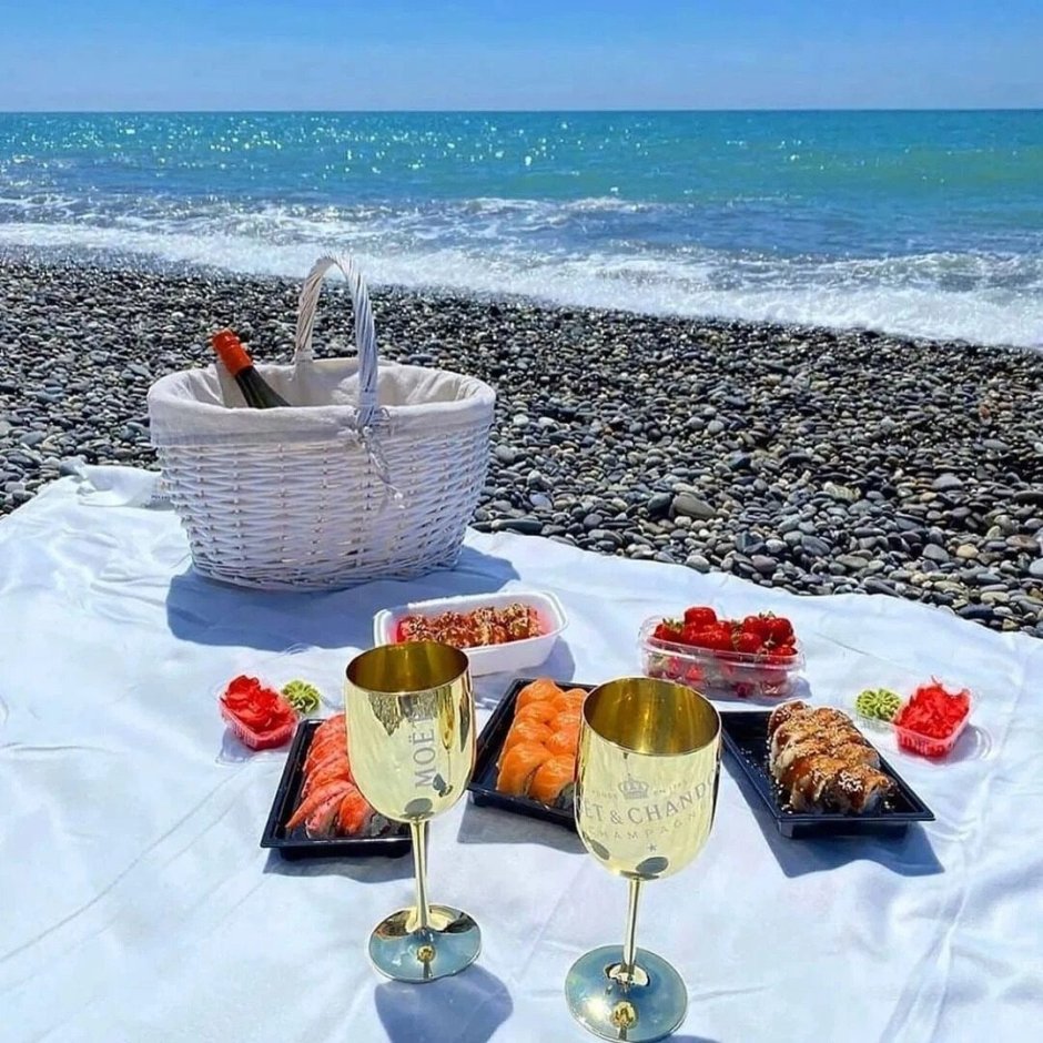 Романтик с шампанским на берегу моря