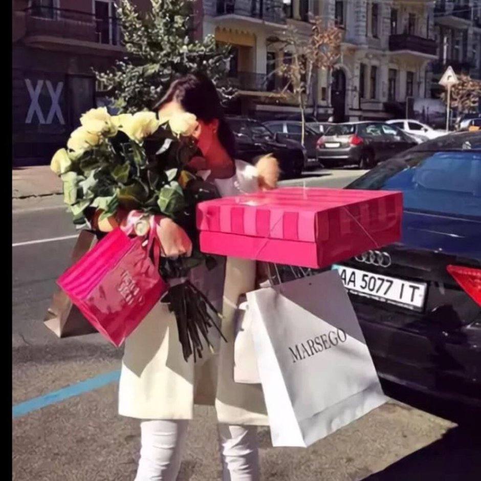 Девушка с цветами и подарками