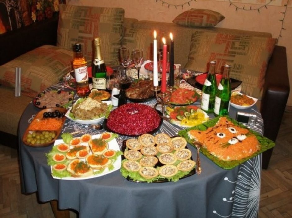 Скромный праздничный стол