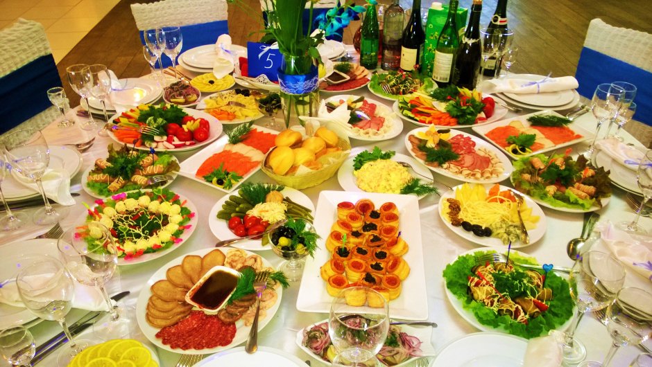 Накрытый стол с едой на день рождения