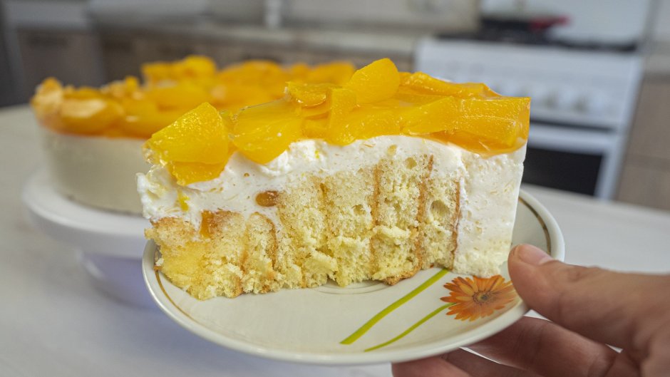 Персиковый торт с маковыми коржами
