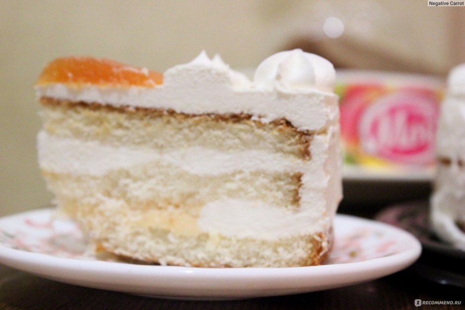 Бисквитный торт с йогуртовым кремом и персиками