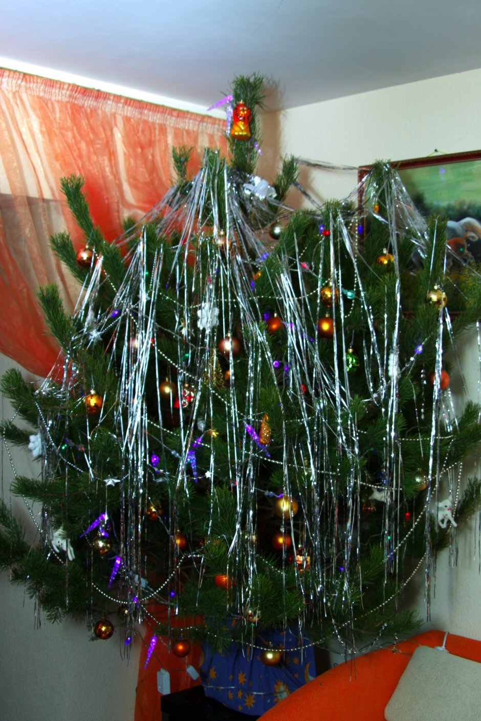 Новогодняя елка с мишурой и дождиком