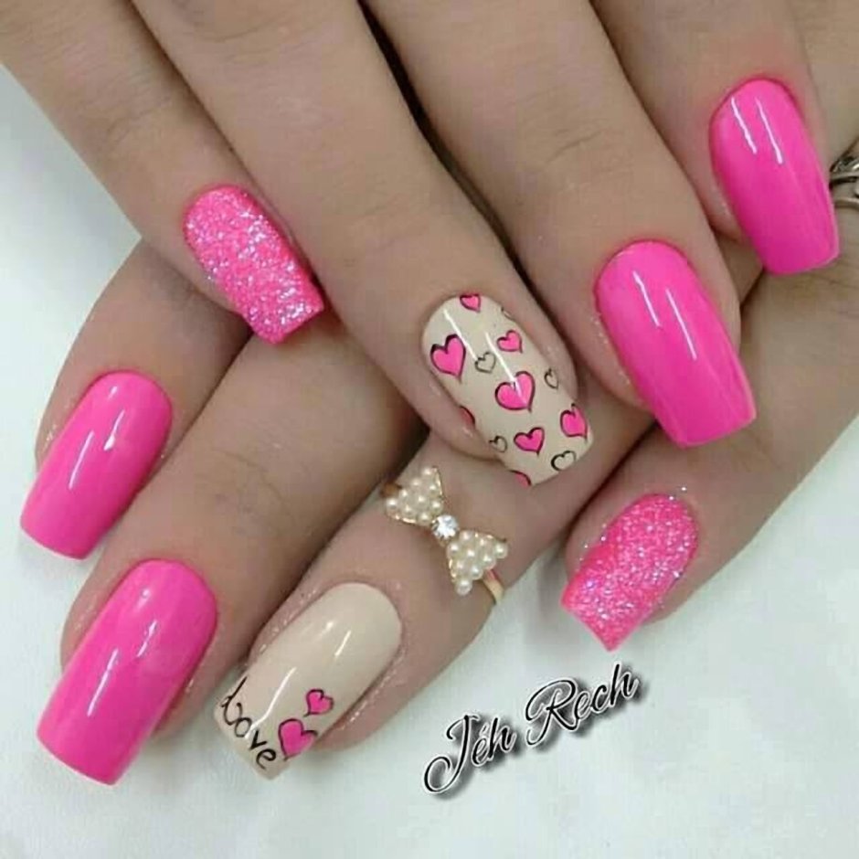Розовые ногти с сердечком