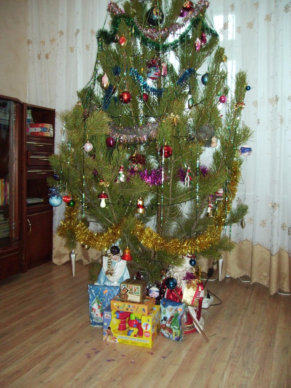 Имитация новогодних подарков под елкой