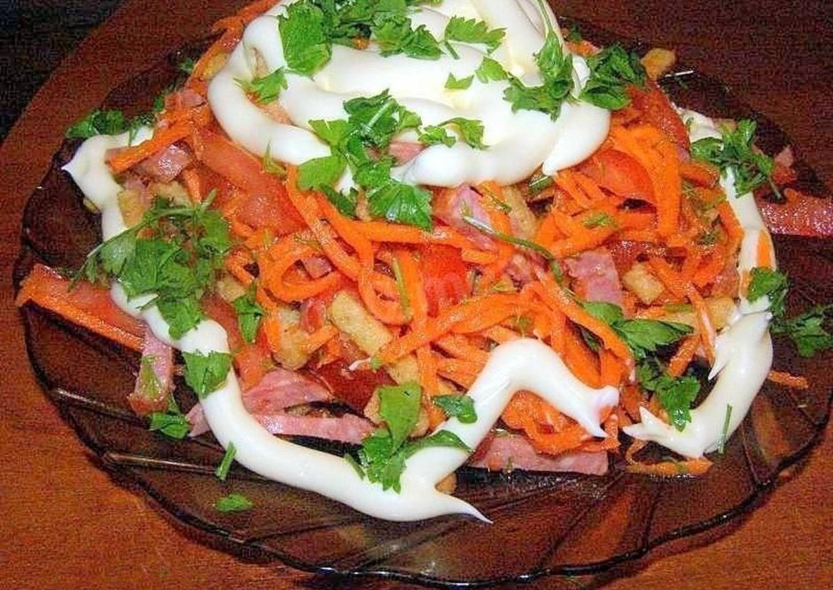 Салат из кириешек и колбасы