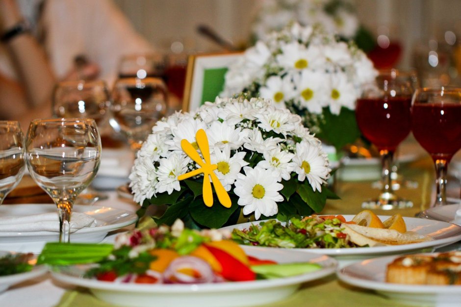Праздничный стол свадебный