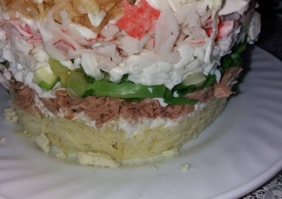 Салат с тунцом слоями