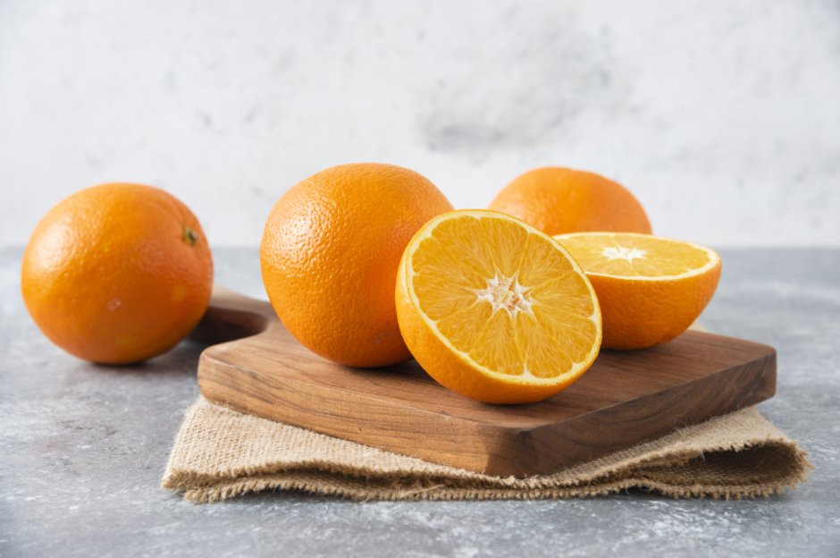 Апельсин на деревянном столе