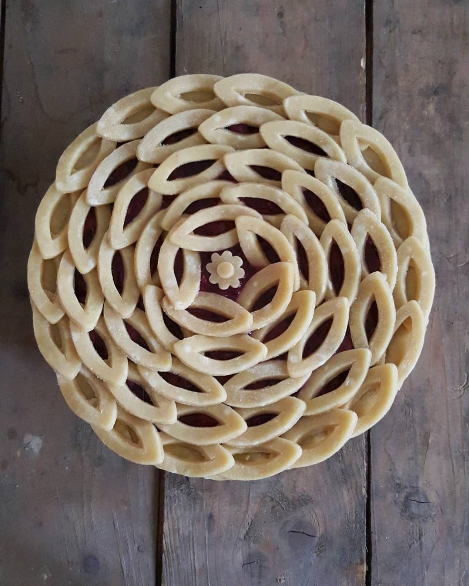 Украшение пирога решеткой