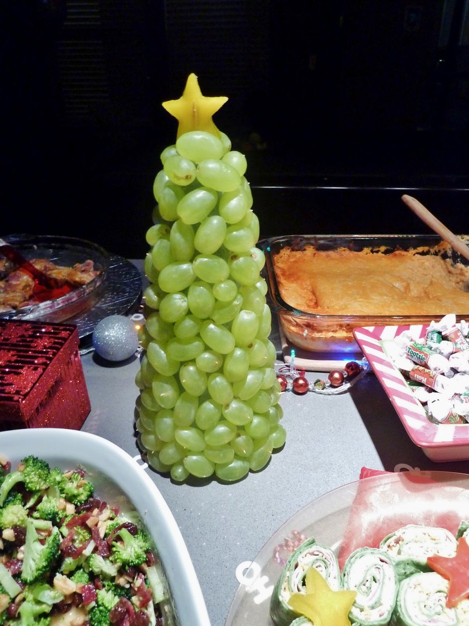 Новогодняя елка из еды