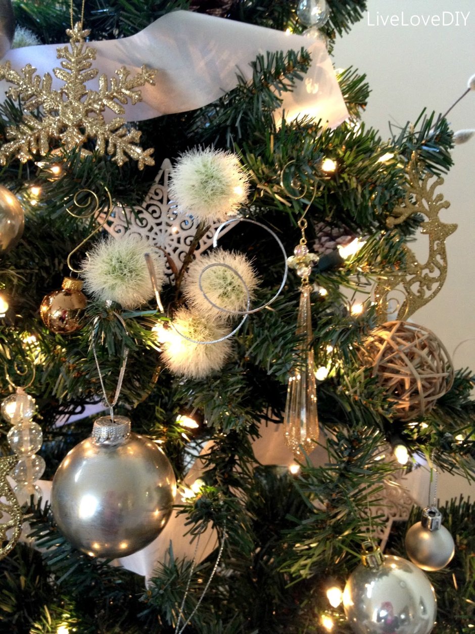 Новогодняя елка украшенная золотыми веточками