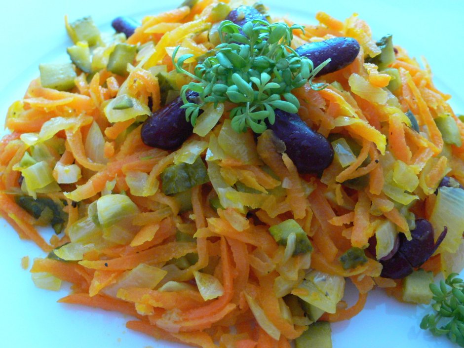 Салат из красной фасоли с морковью и луком