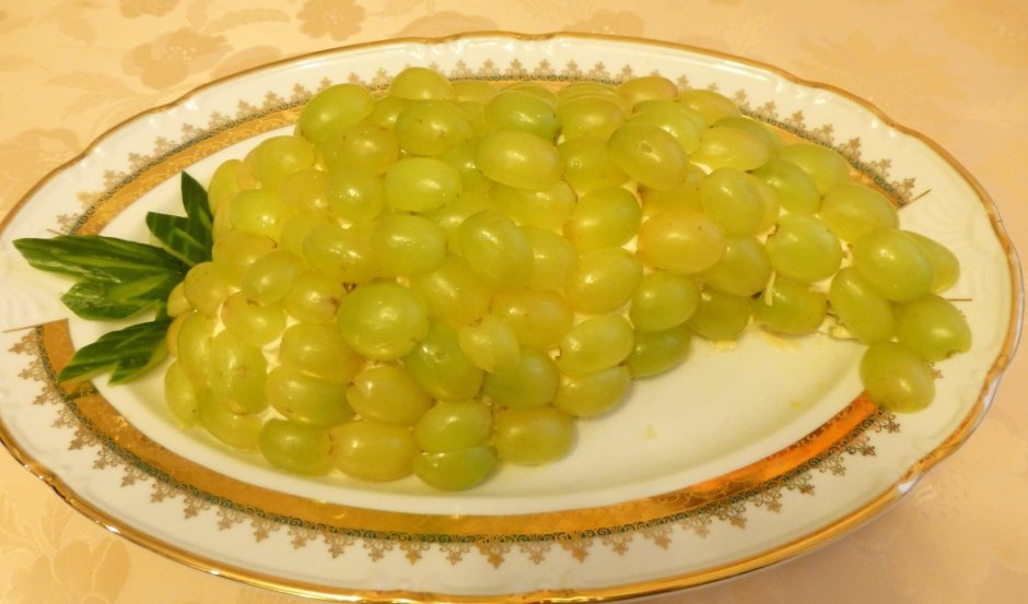 Салат Виноградная гроздь с фисташками
