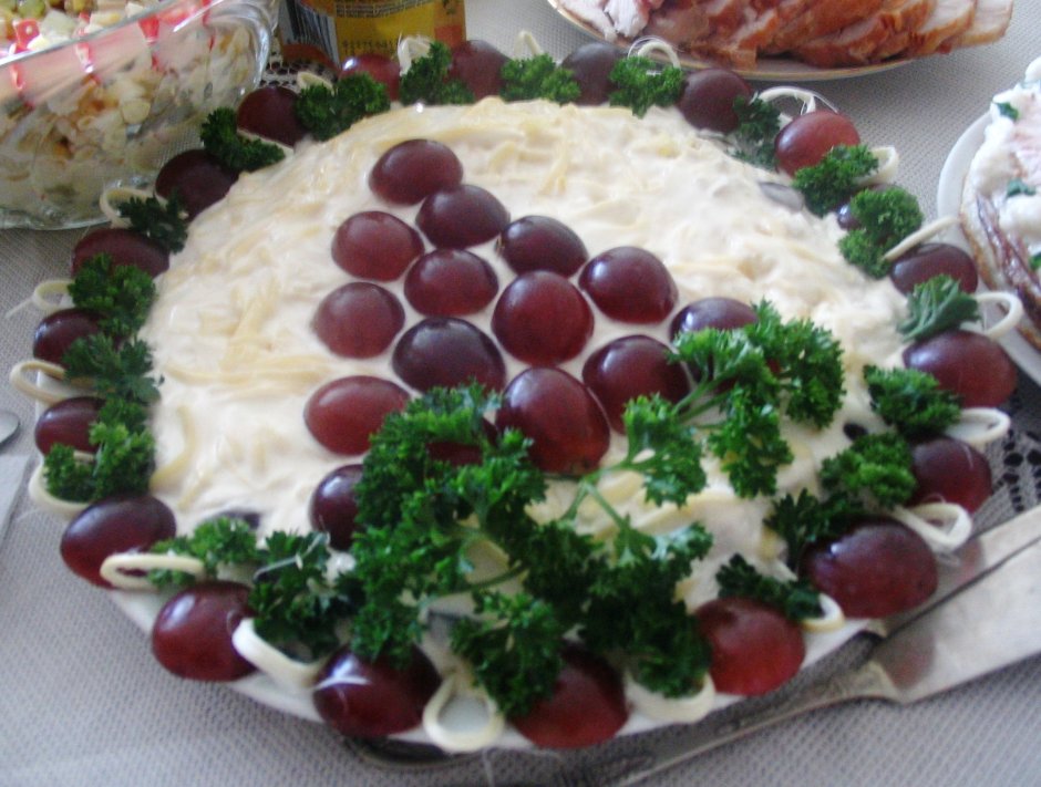 Салат лоза с виноградом