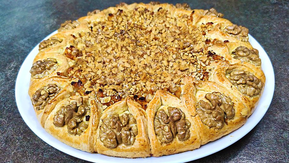 Пирог с грецкими орехами и изюмом