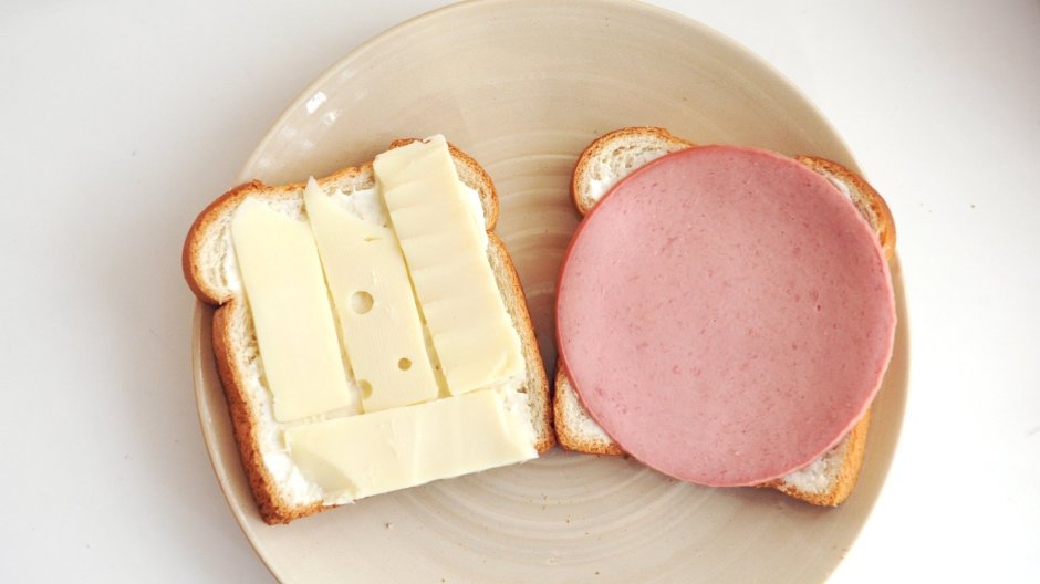 Бутерброд с колбасой и сыром