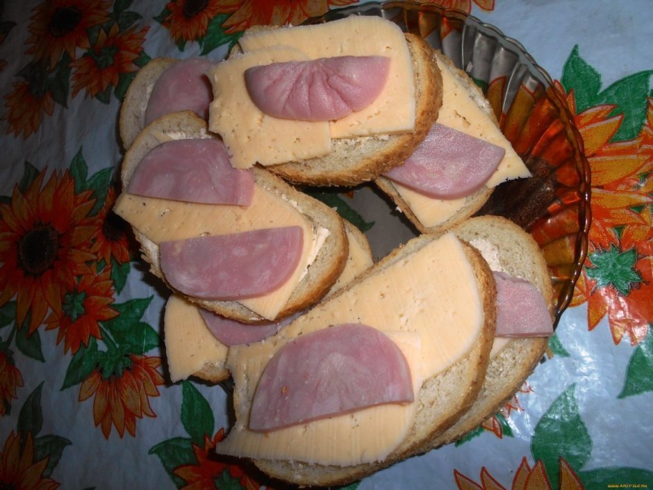 Бутерброд с колбасой
