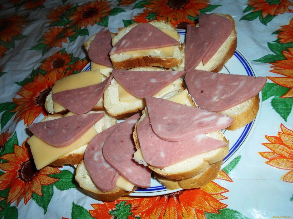 Бутерброды из колбасы и сыра