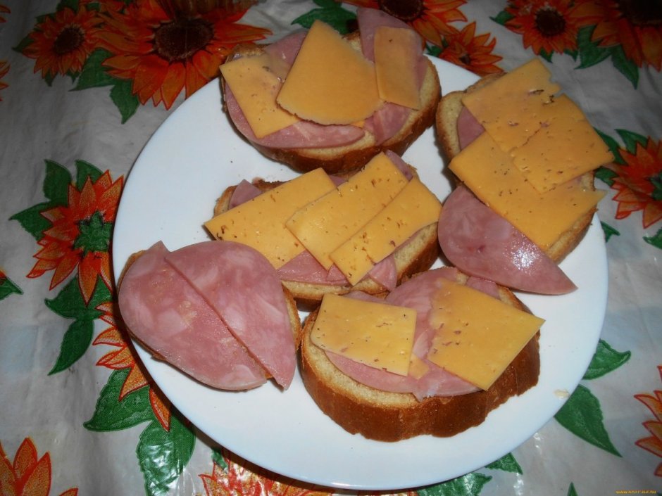 Бутерброд с колбасой на тарелке
