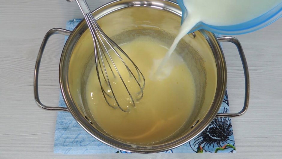 Заварной крем ванильный в кастрюле со сливочным маслом