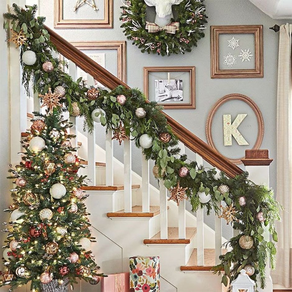 Рождественское украшение лестницы