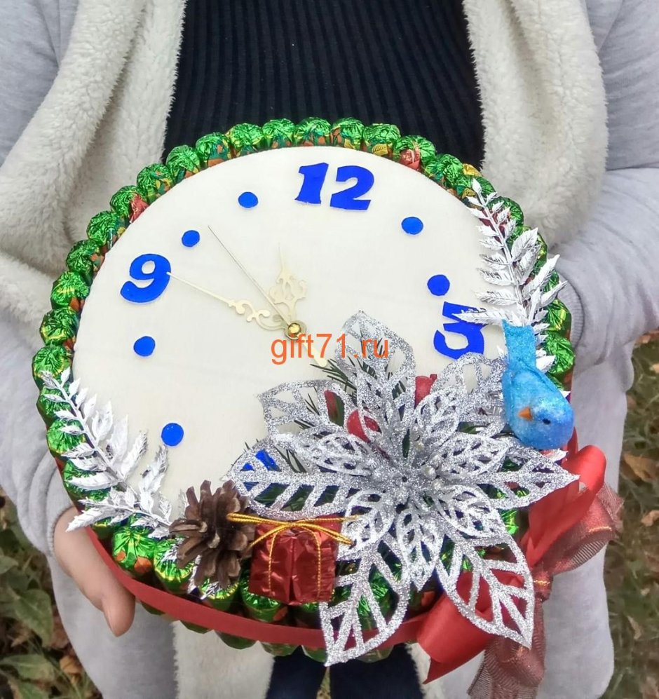 Часы из конфет на новый год
