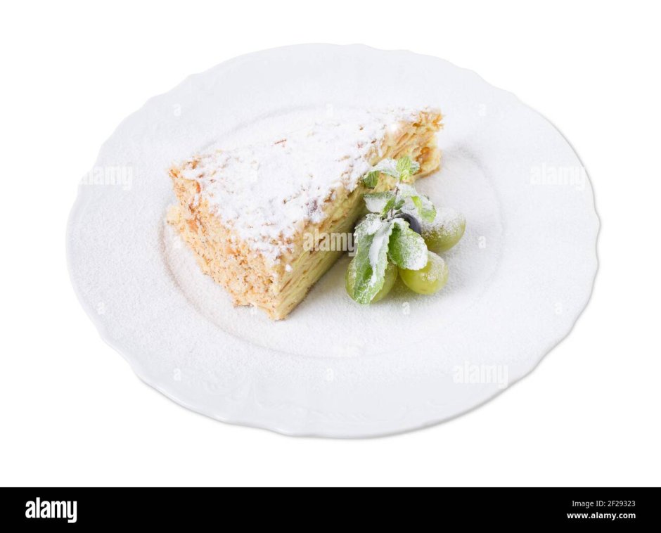 Торт Наполеон на тарелке кусок