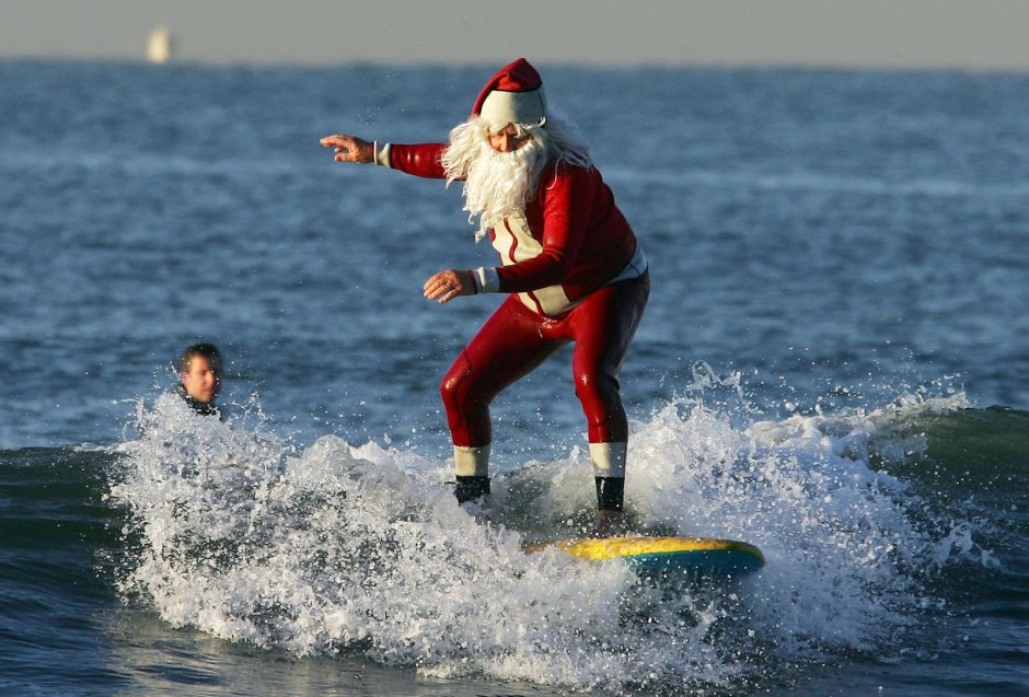 Санта Клаус серфингист в Австралии