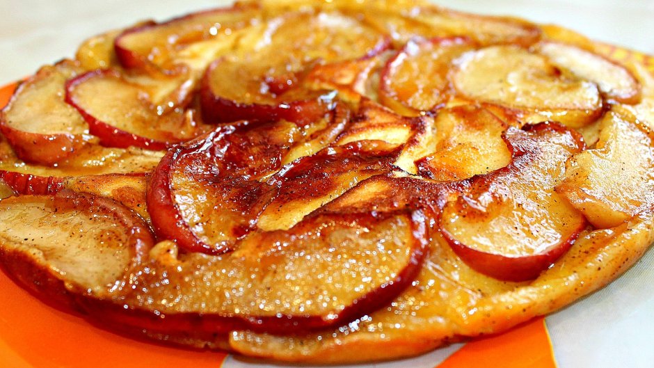 Шарлотка с карамелизированными яблоками на сковороде