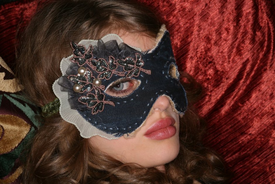 Карнавальная маска из ткани