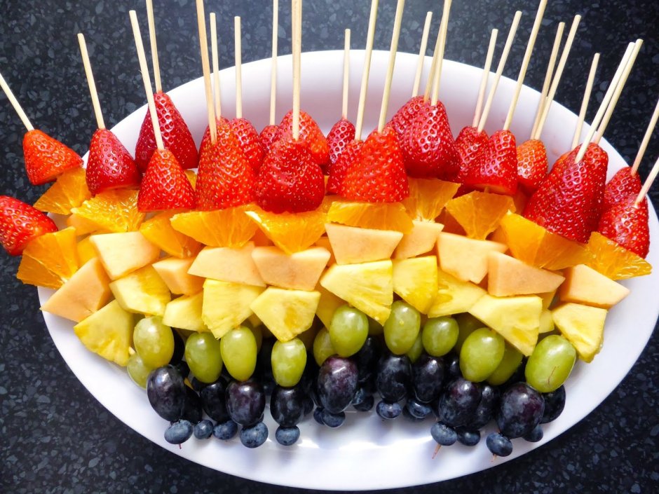 Шпажки с фруктами для детского стола