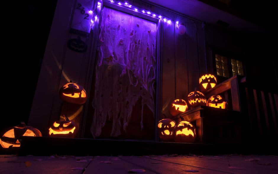 Дом Хэллоуин ночью