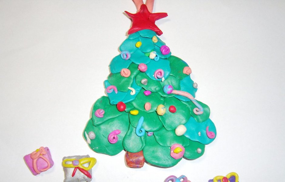 Новогодняя елка из пластилина для детей