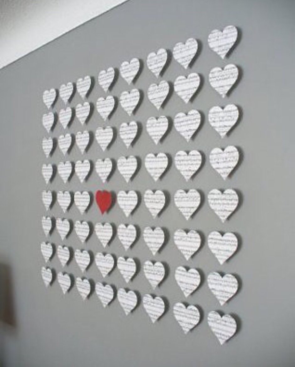 Украшение стены сердечками из бумаги