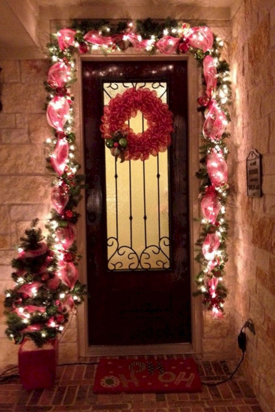 Украшение входной двери на новый год в квартире
