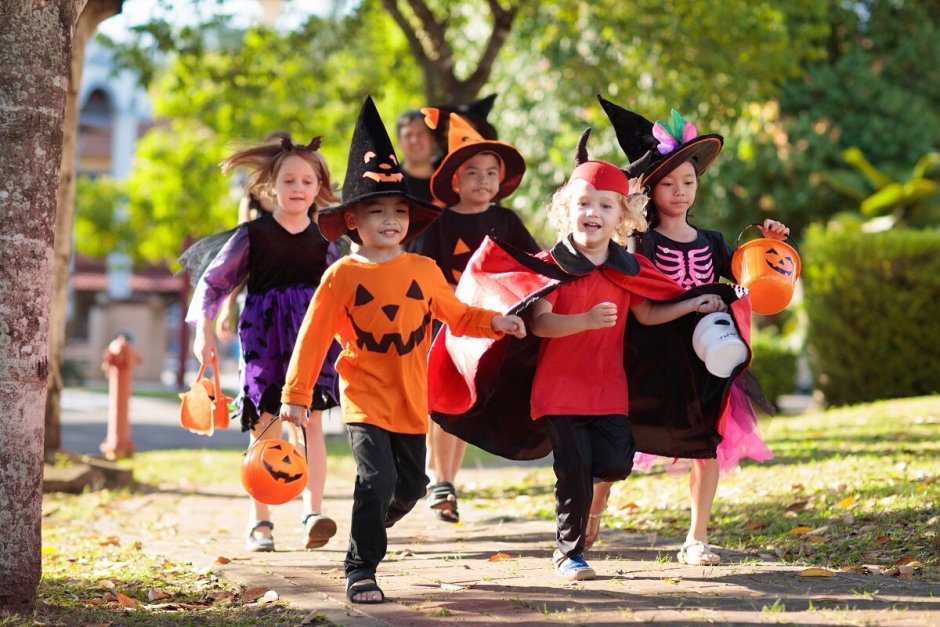 Хэллоуин дети в костюмах на улице