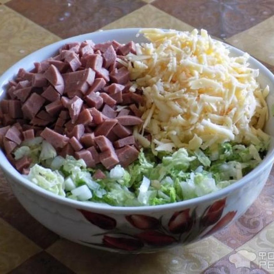 Салат с пекинской капустой и кукурузой и колбасой