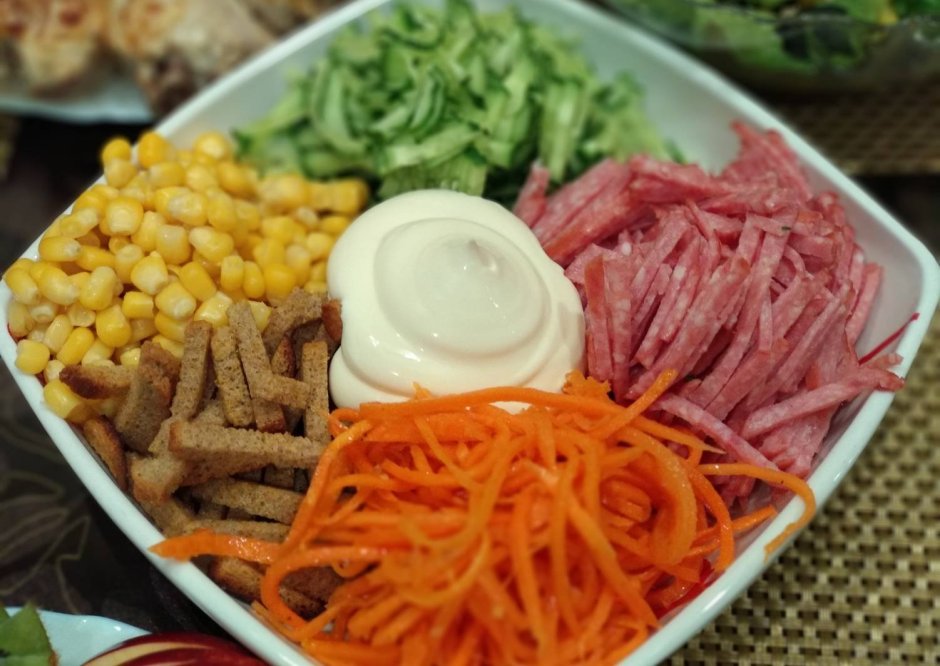 Салат с корейской морковью и кукурузой и сухариками