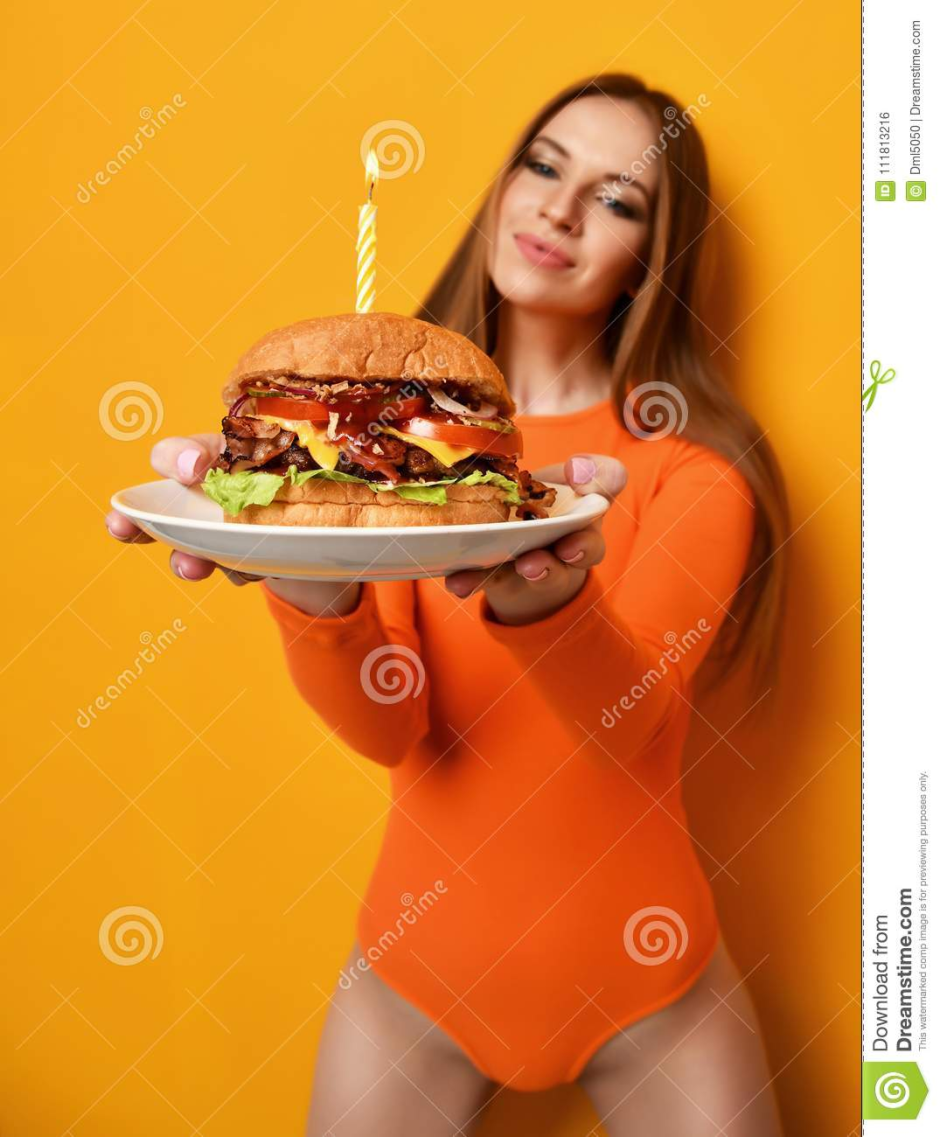 Фотосессия с гамбургером со свечкой