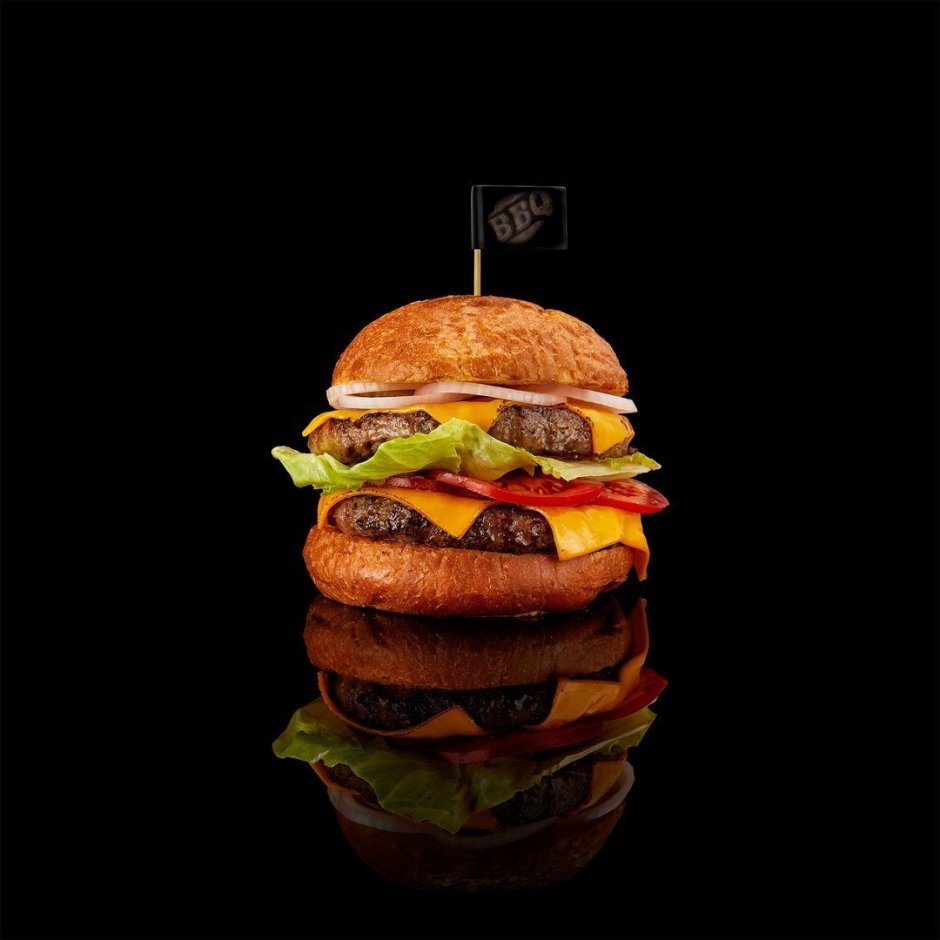 Гамбургер на темном фоне