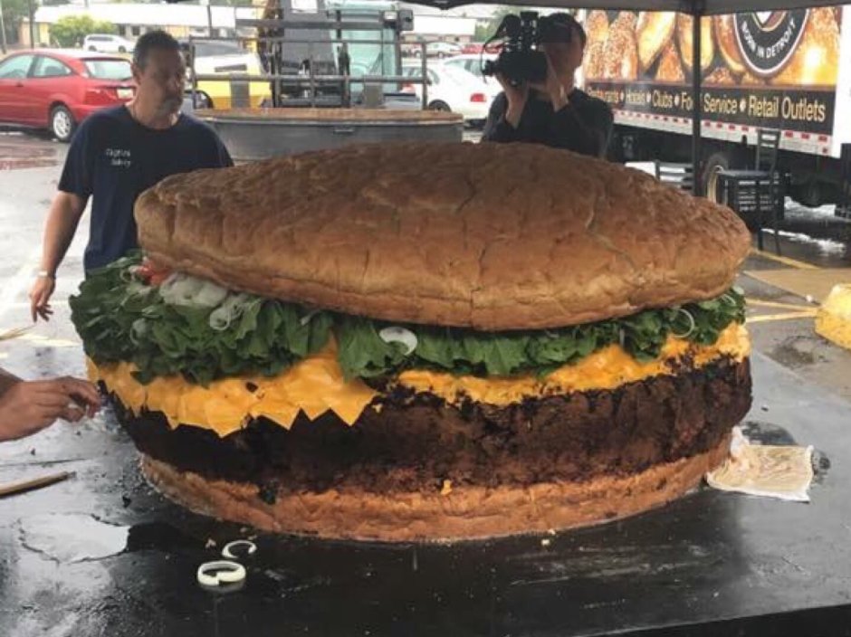 Огромный бургер