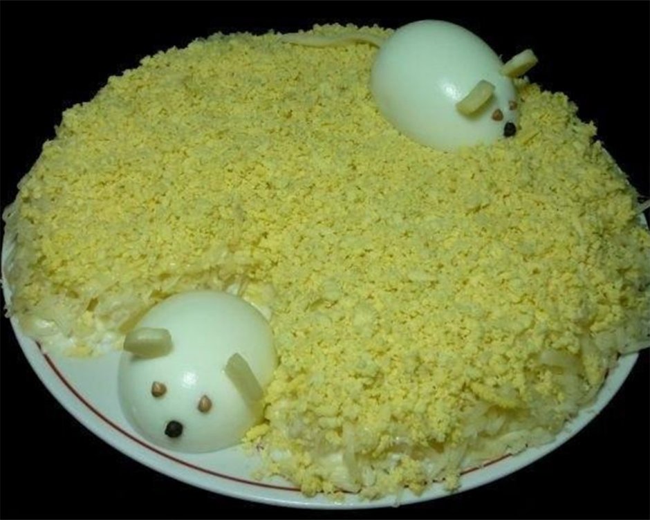 Салат украшенный мышками из яиц