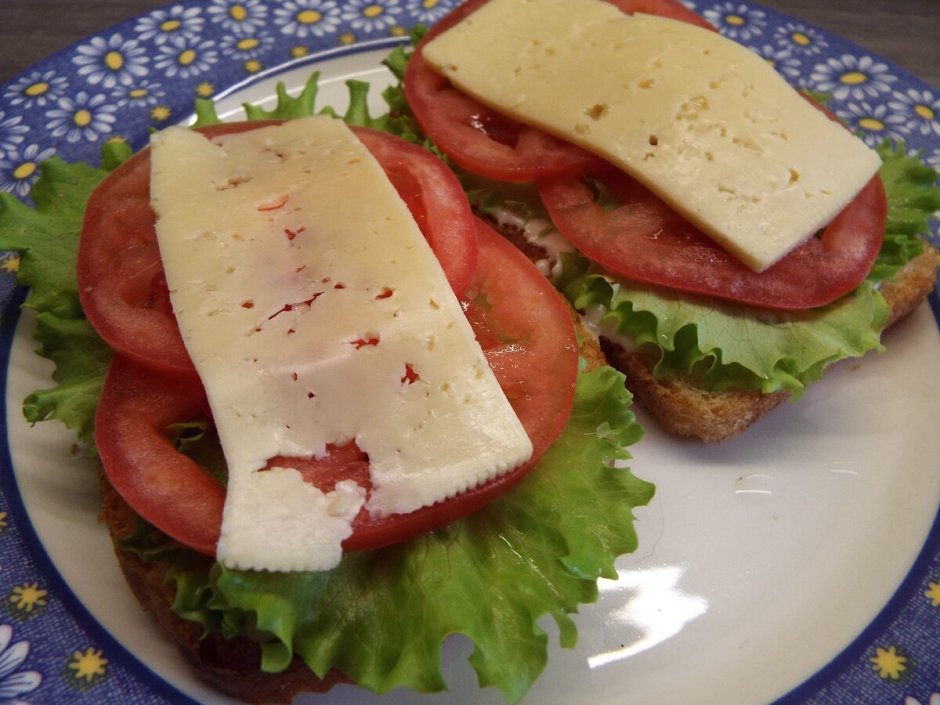 Бутерброд с сыром и салатом