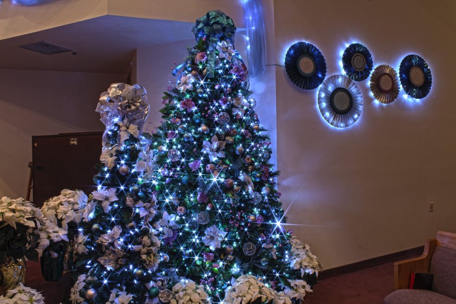 Новогодняя елка в интерьере синяя хорошего качества