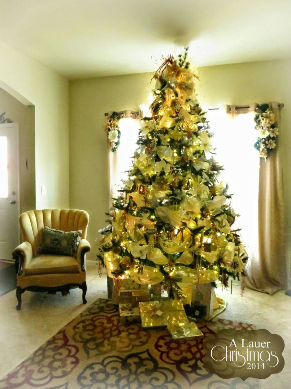 Новогодняя елка в золотых тонах