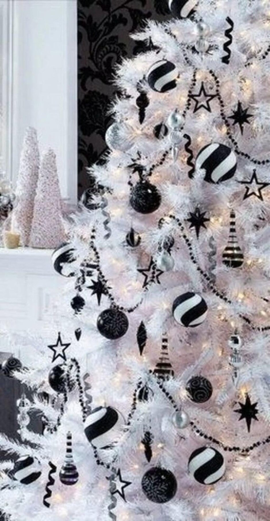 Белая елка с черными украшениями