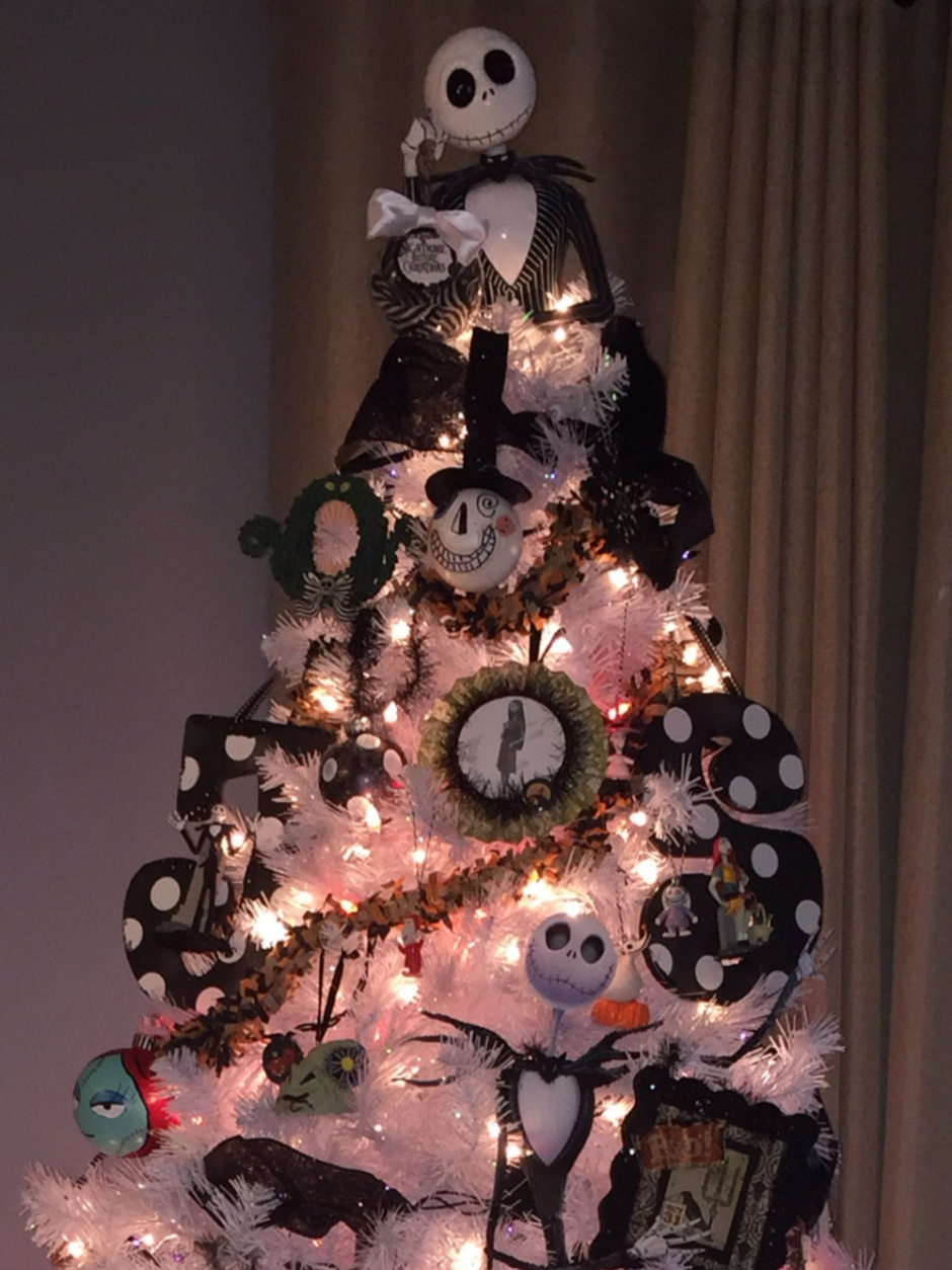 Новогодняя елка в стиле кошмар перед Рождеством